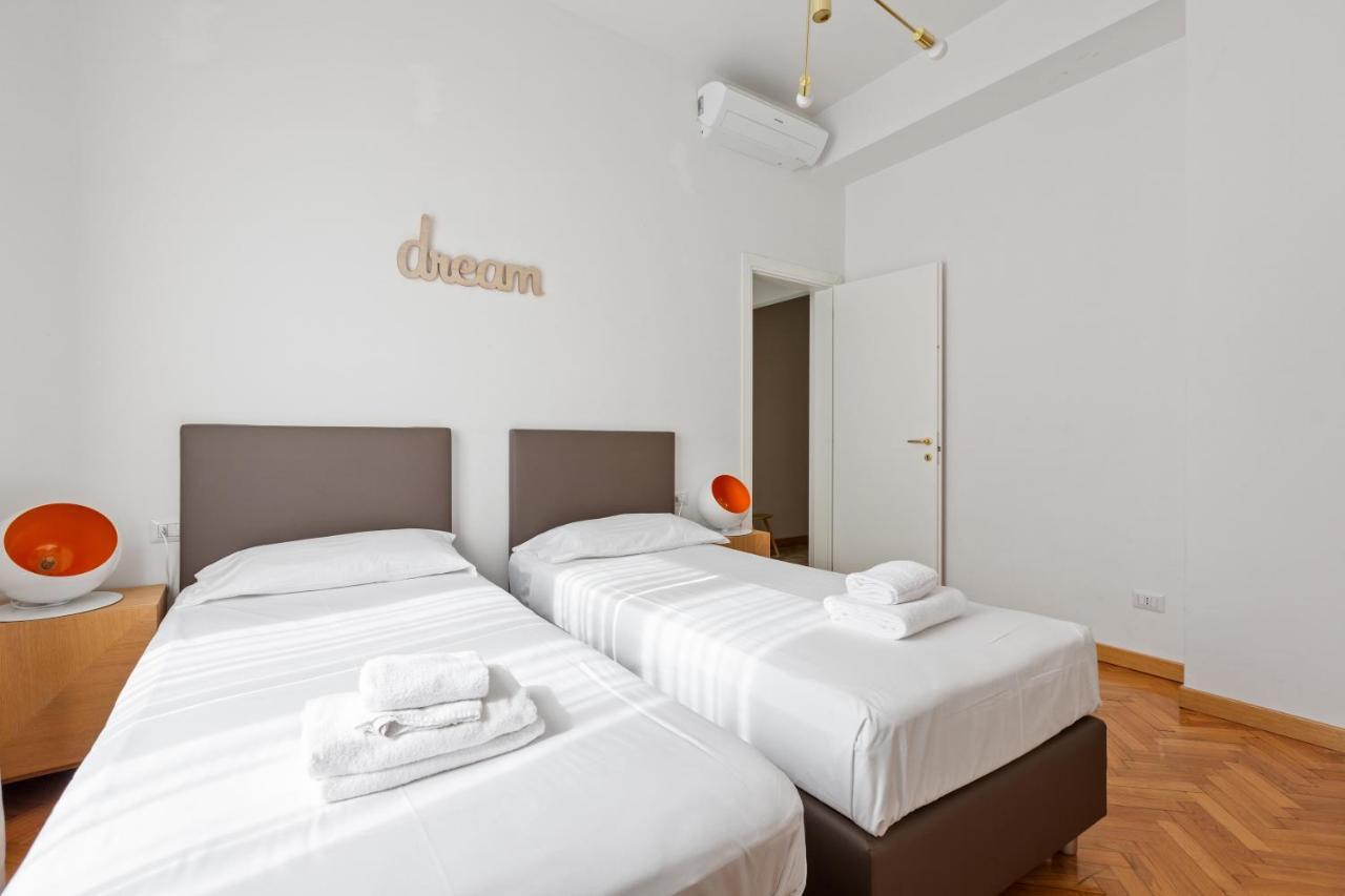 Roomy Apartment Duomo & San Babila ミラノ エクステリア 写真