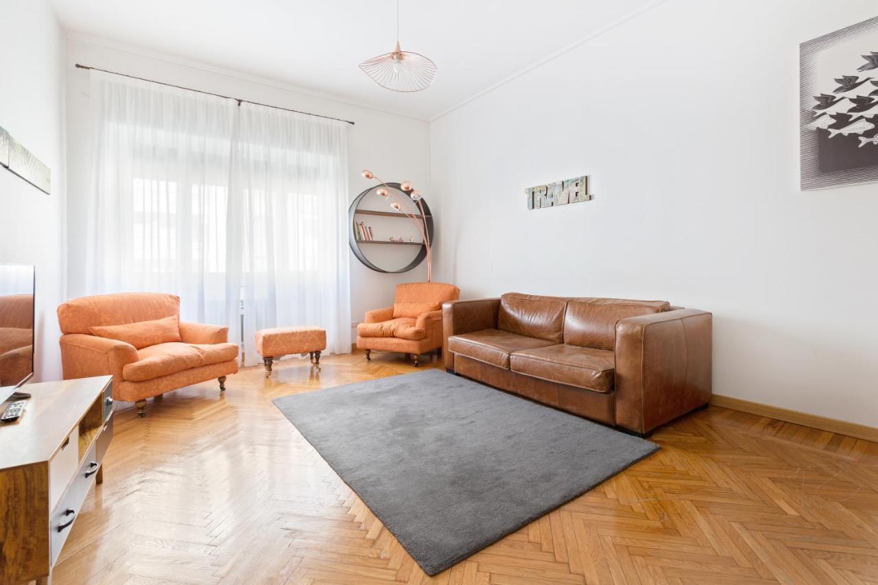 Roomy Apartment Duomo & San Babila ミラノ エクステリア 写真